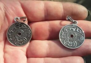 Divu karalisko amuletu izpēte par viltojumiem